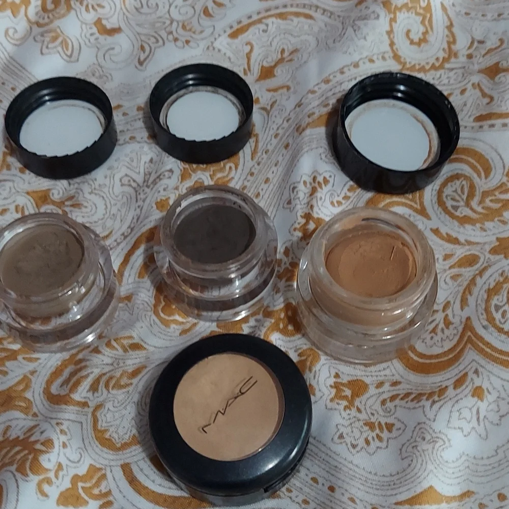 Lot of makeup - Picture 13 of 14